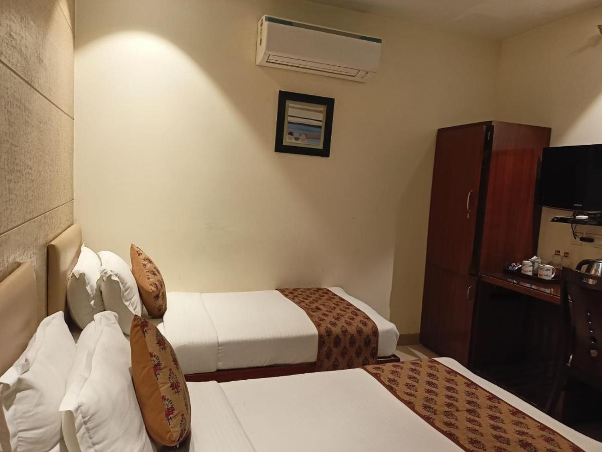 Cosy Grand, Chanakyapuri By The Cosy Hotels Нью-Дели Экстерьер фото