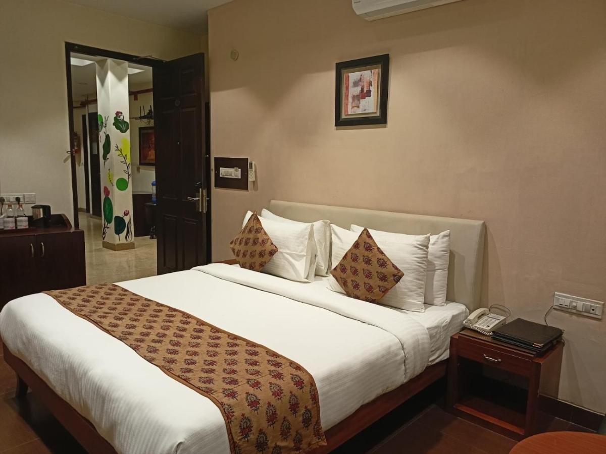 Cosy Grand, Chanakyapuri By The Cosy Hotels Нью-Дели Экстерьер фото