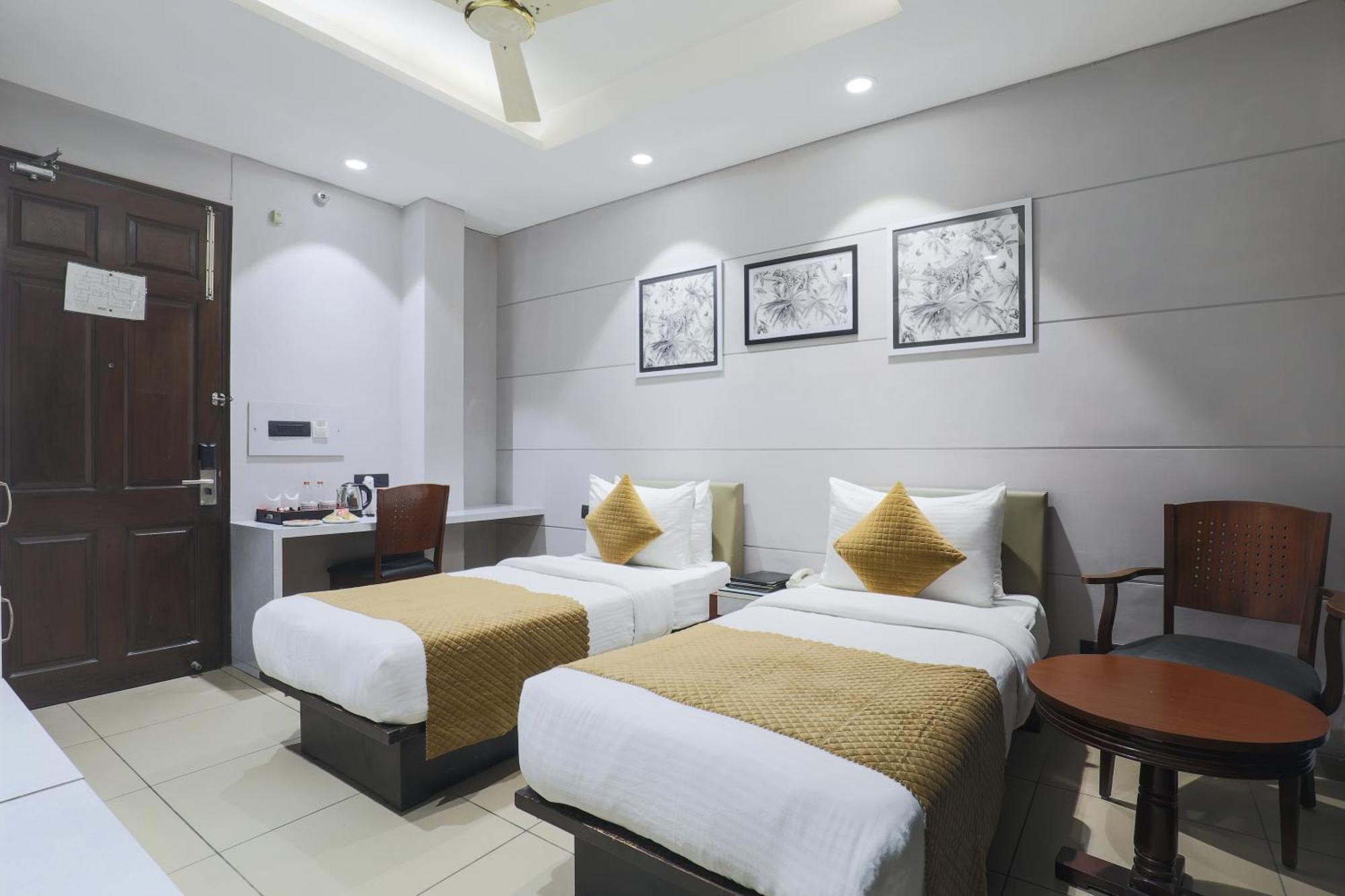 Cosy Grand, Chanakyapuri By The Cosy Hotels Нью-Дели Экстерьер фото