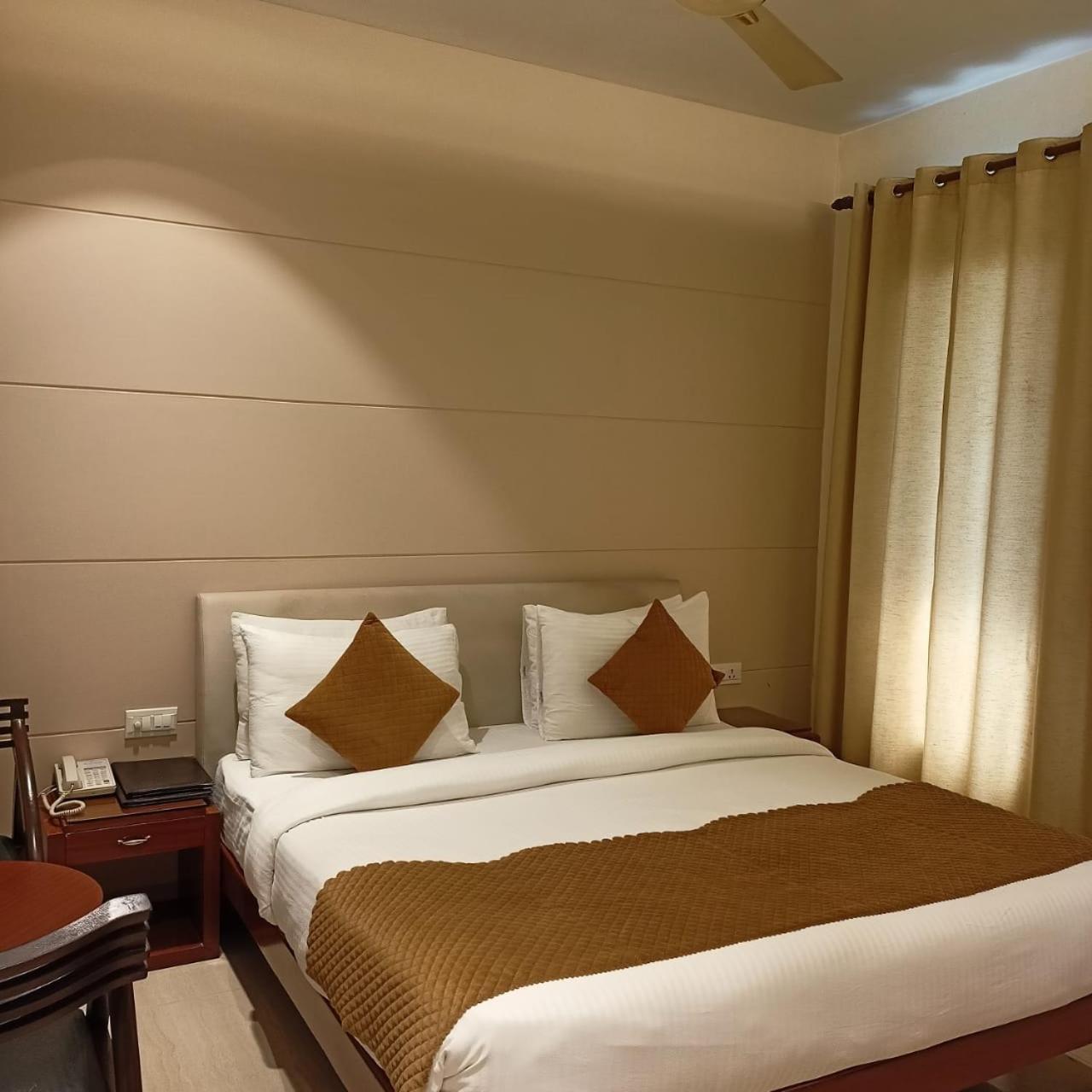 Cosy Grand, Chanakyapuri By The Cosy Hotels Нью-Дели Экстерьер фото