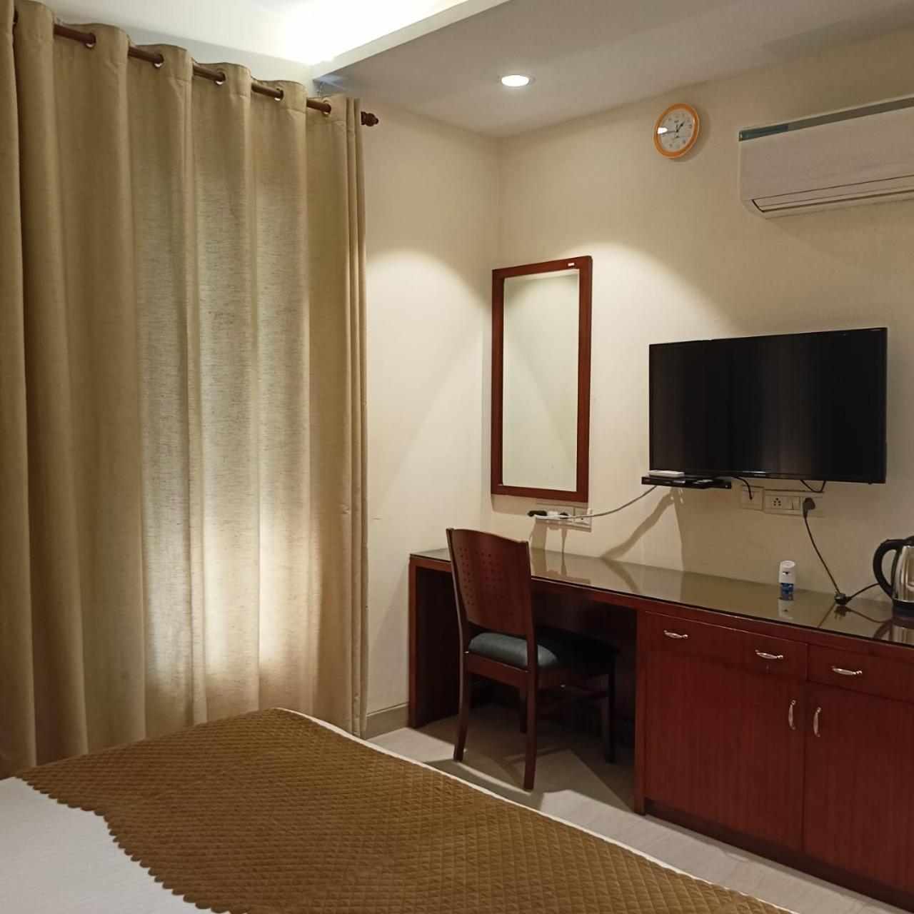 Cosy Grand, Chanakyapuri By The Cosy Hotels Нью-Дели Экстерьер фото
