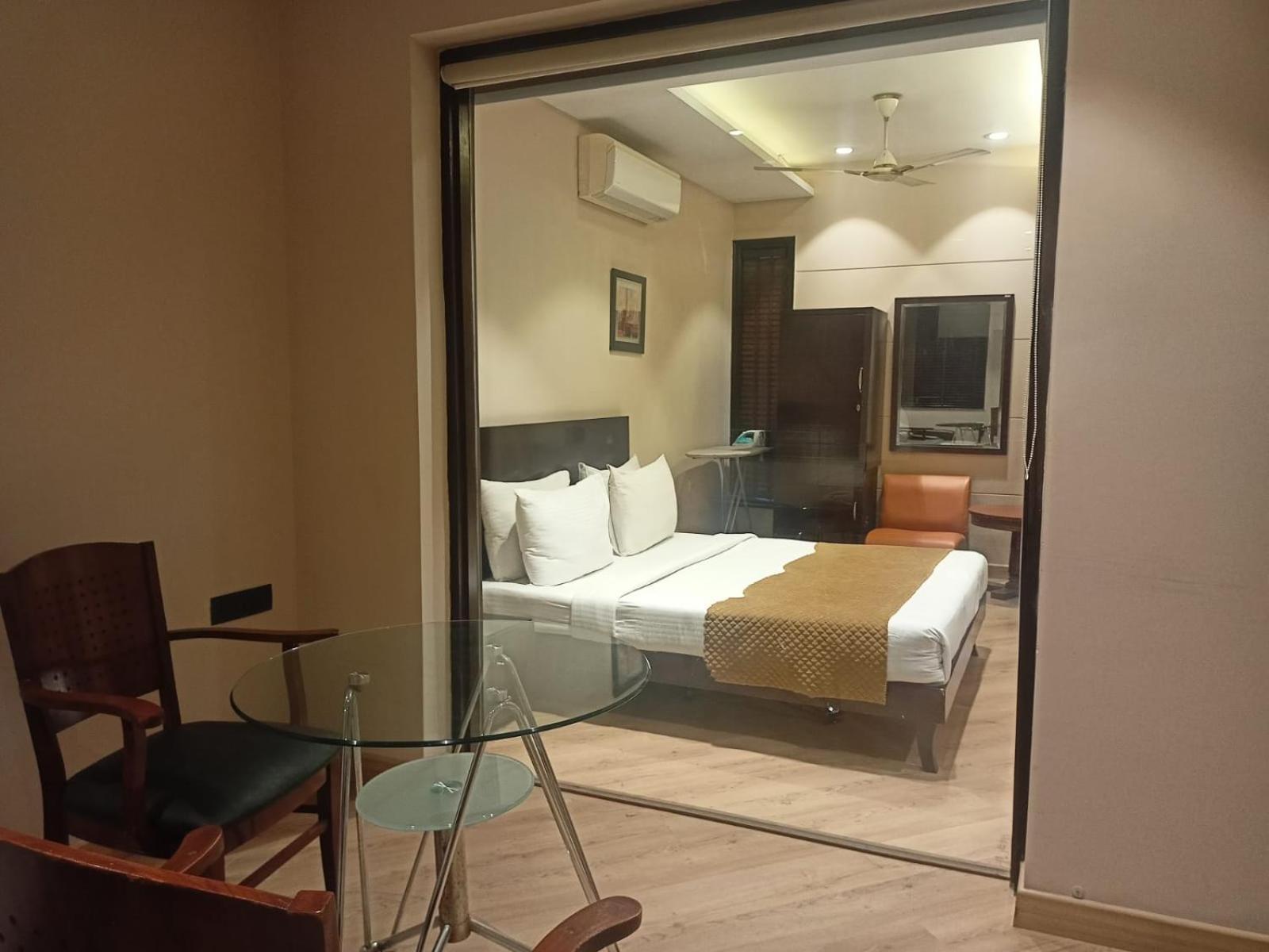 Cosy Grand, Chanakyapuri By The Cosy Hotels Нью-Дели Экстерьер фото